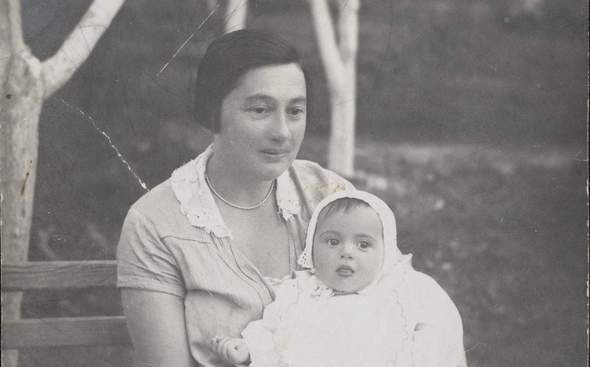 סופיה יופה (לבית יוזפסון) עם בתה לאחר המלחמה. ארכיון יד ושם